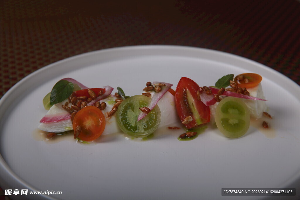 精致多彩蔬菜串摆盘