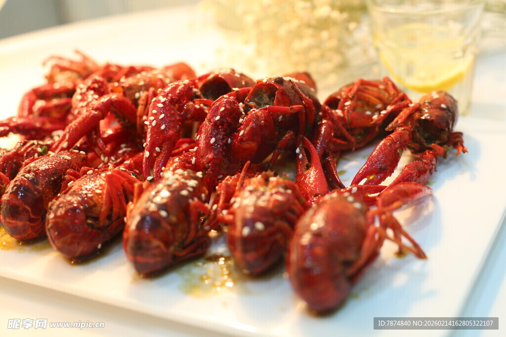 美味小龙虾摆放在盘中