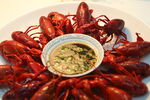美味小龙虾配蘸料