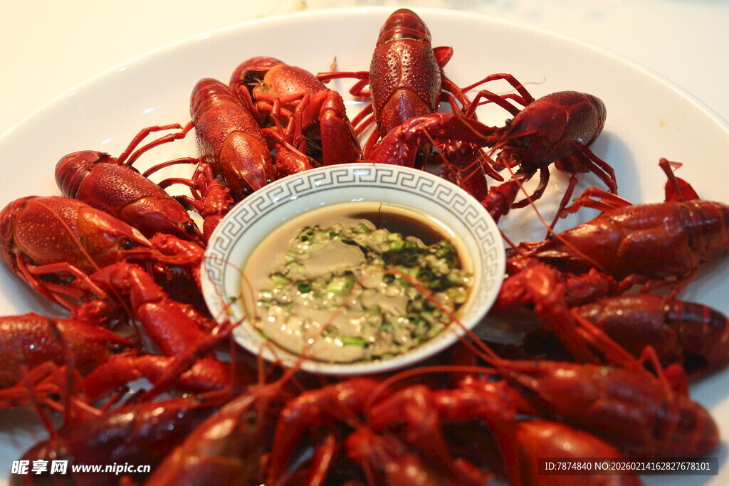 美味小龙虾配蘸料