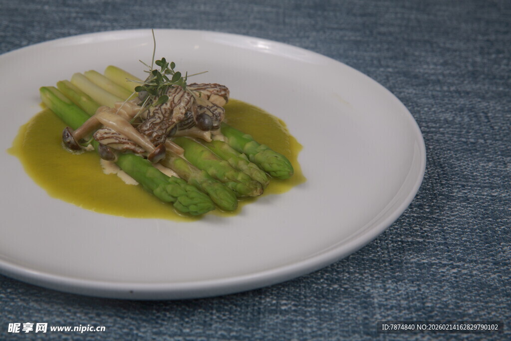 精致牛油果鸡肉摆盘料理