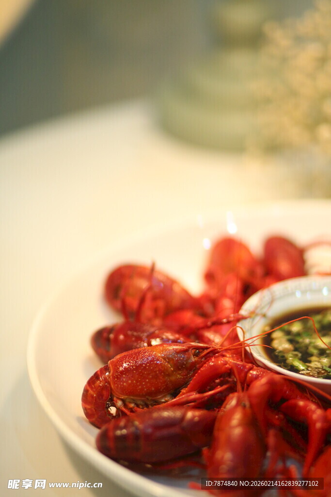 美味小龙虾配特色蘸料