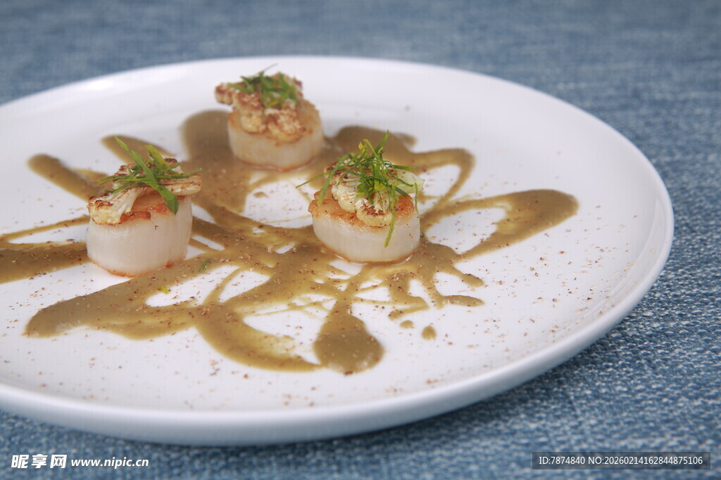 精致摆盘的美味扇贝料理