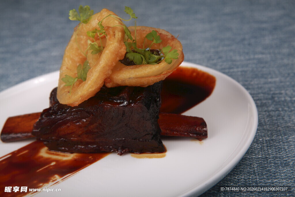 精致摆盘的美味特色菜肴