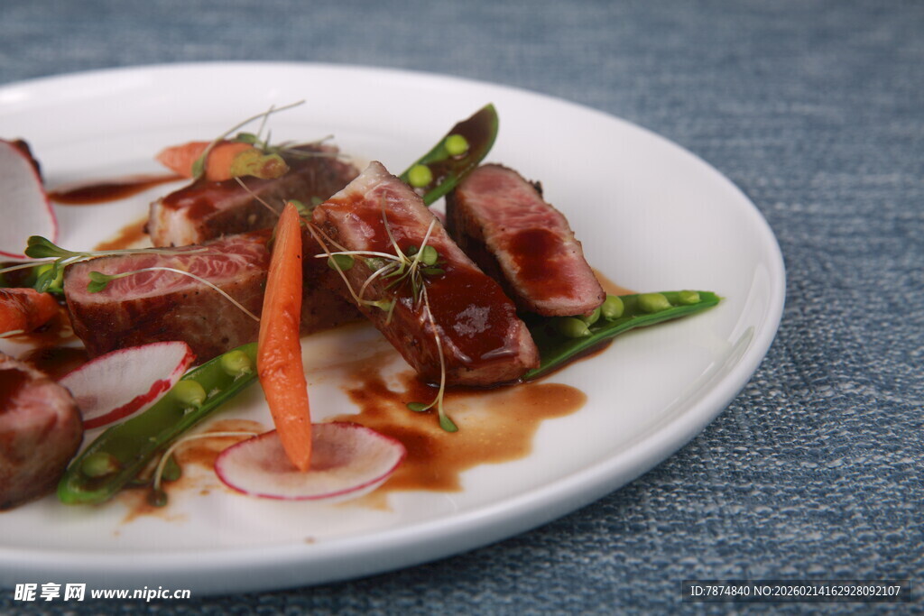 美味摆盘的特色肉类菜肴