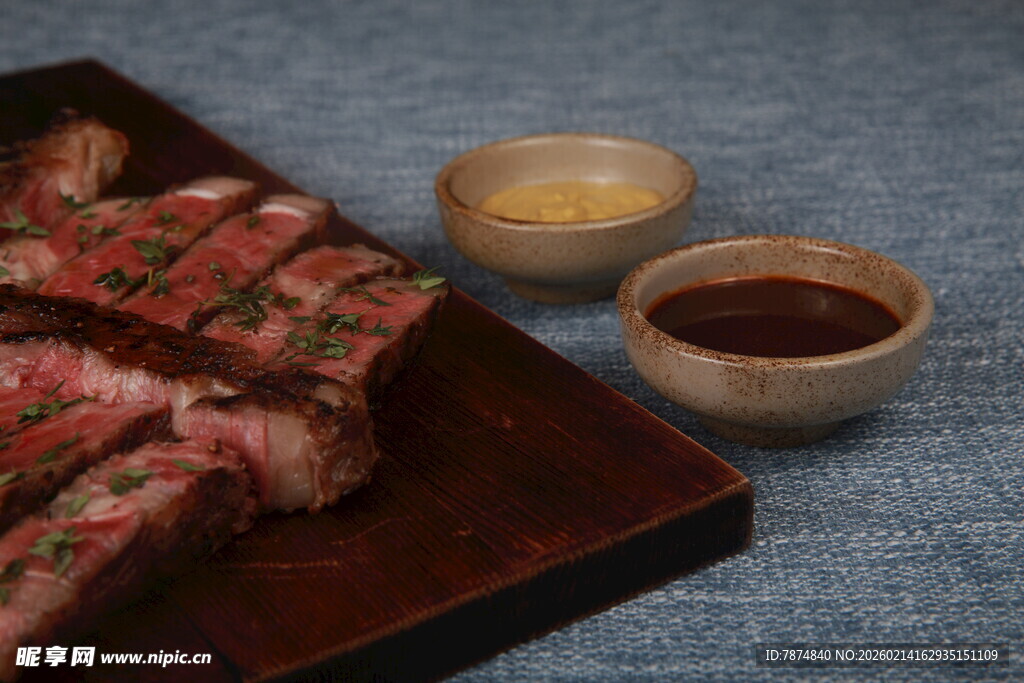 美味烤肉搭配双蘸料