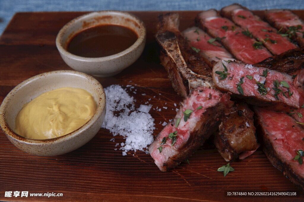 美味牛排搭配特色蘸料