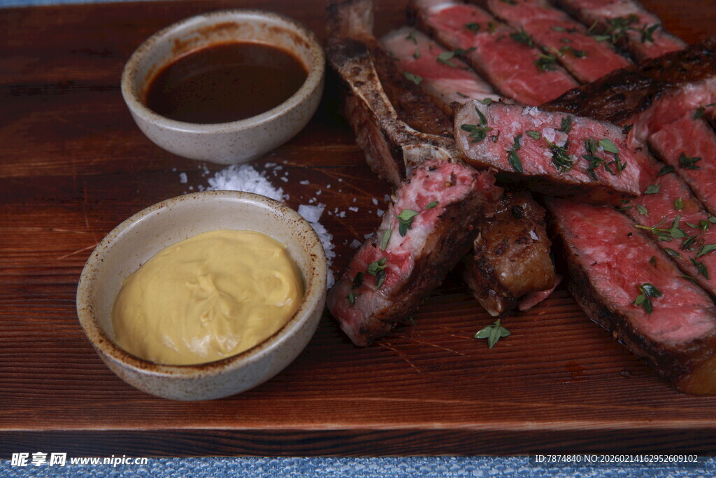美味牛排搭配特色蘸酱