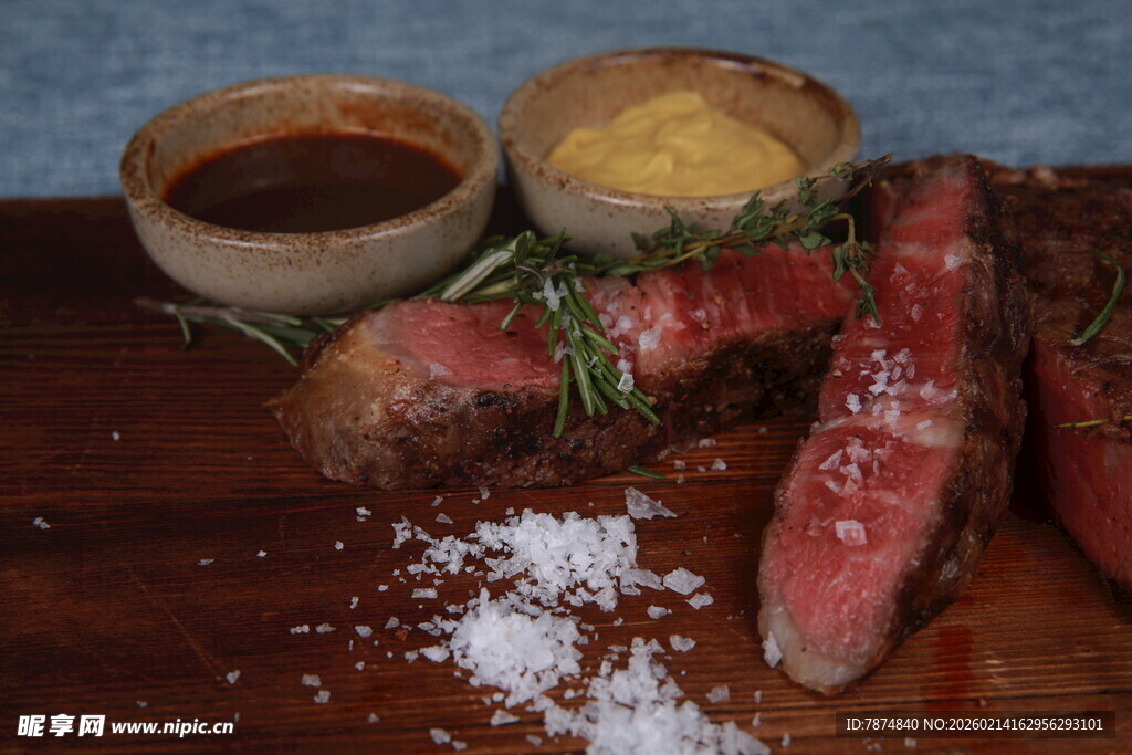 生牛肉与调料佐料组合