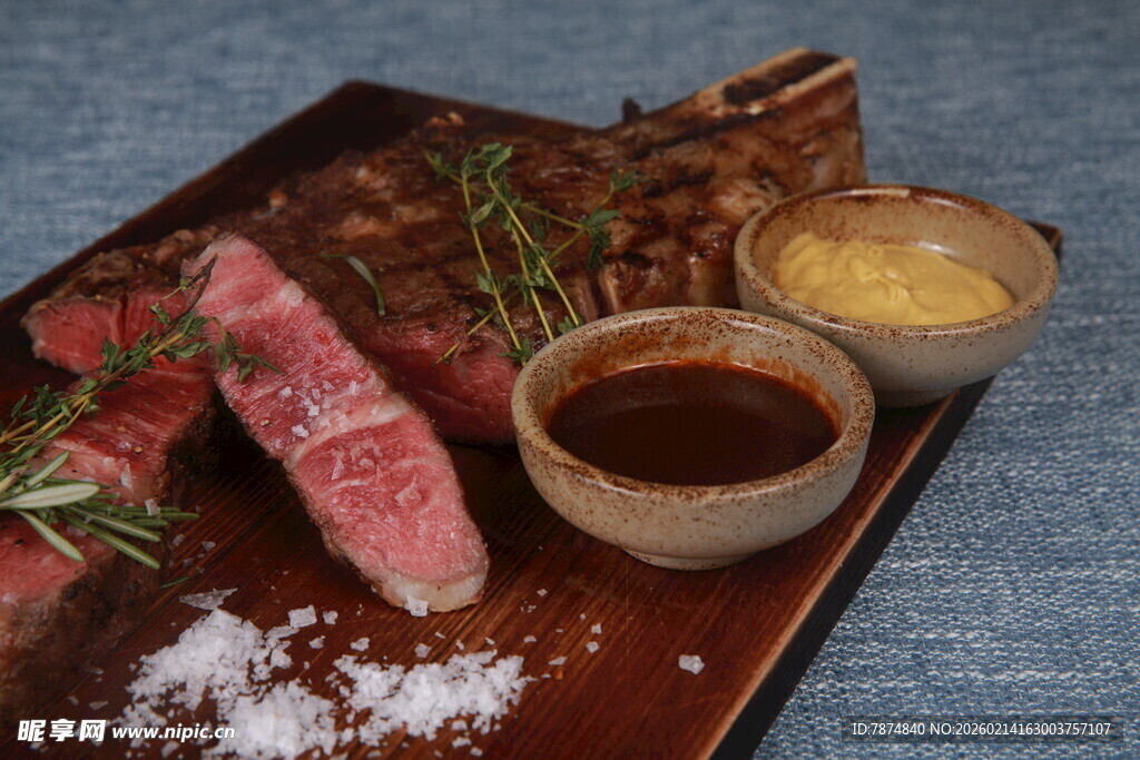 美味牛排配酱料与佐料