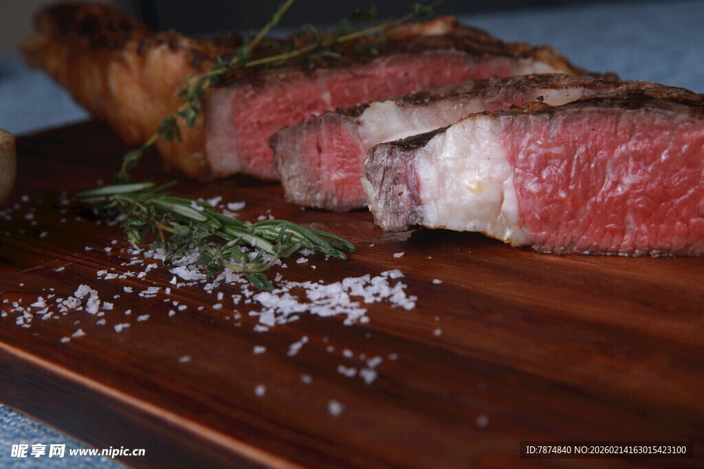美味牛排搭配香草与海盐