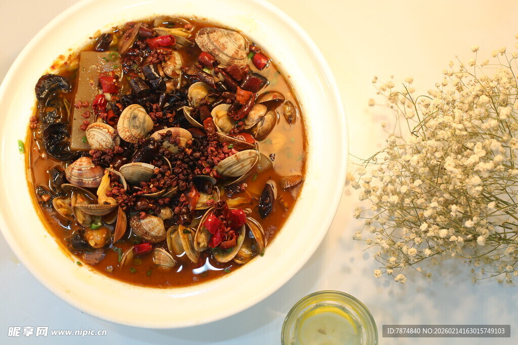 美味红烧菜肴摆于桌前