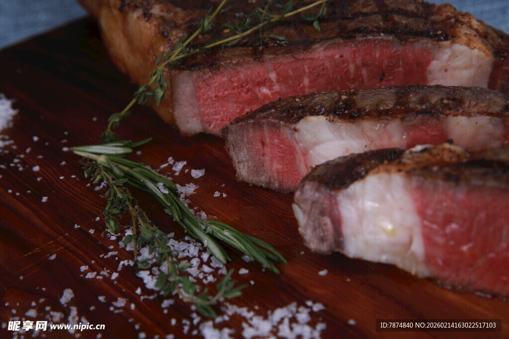 美味牛排切片配迷迭香