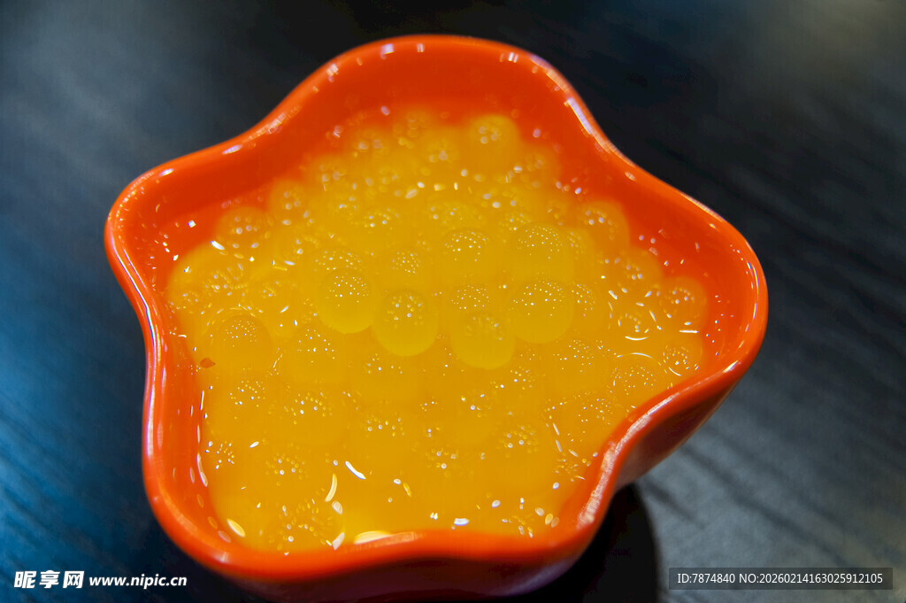 星形碗中的黄色酱汁