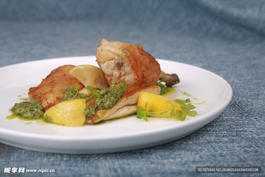 烤鸡腿配土豆蔬菜料理