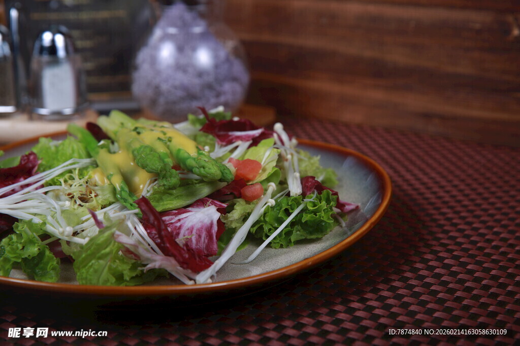 美味蔬菜沙拉摆盘精致