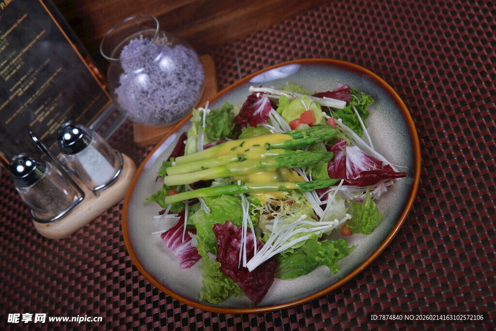 美味牛油果沙拉摆盘精致