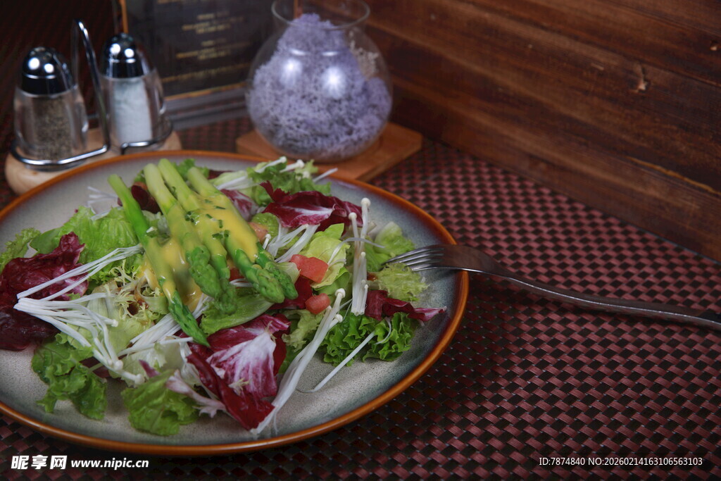 美味牛油果沙拉摆盘精致