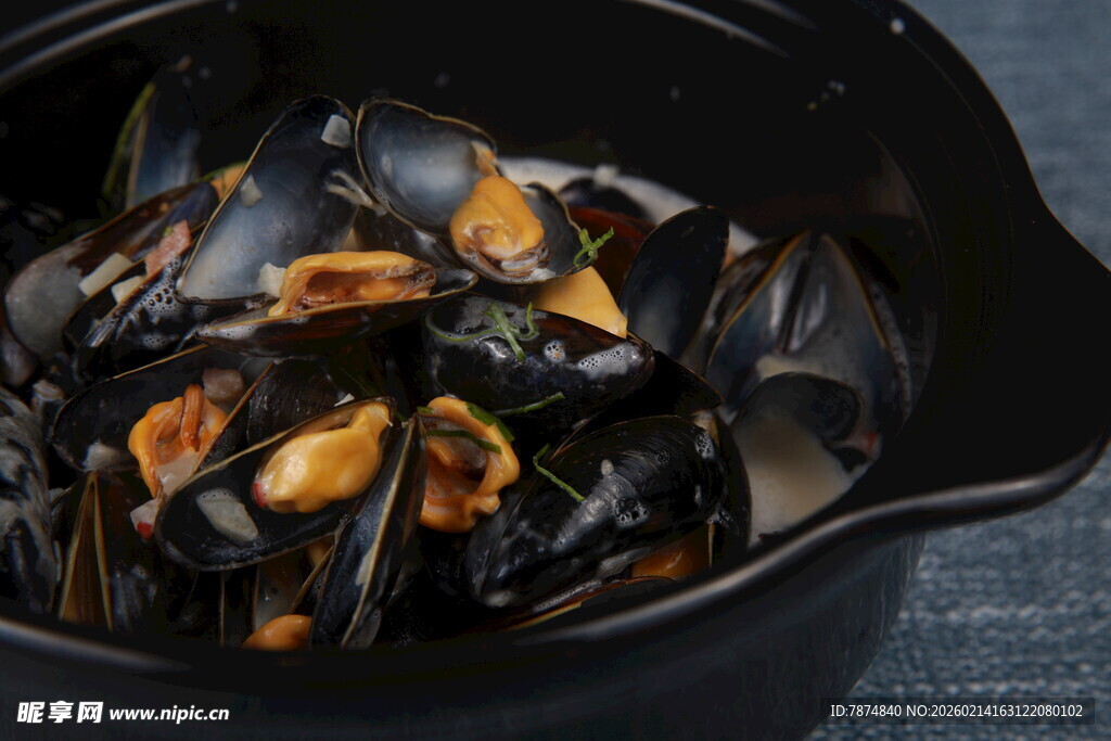 黑锅中的美味贻贝