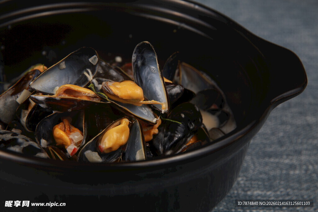 黑锅中的美味贻贝