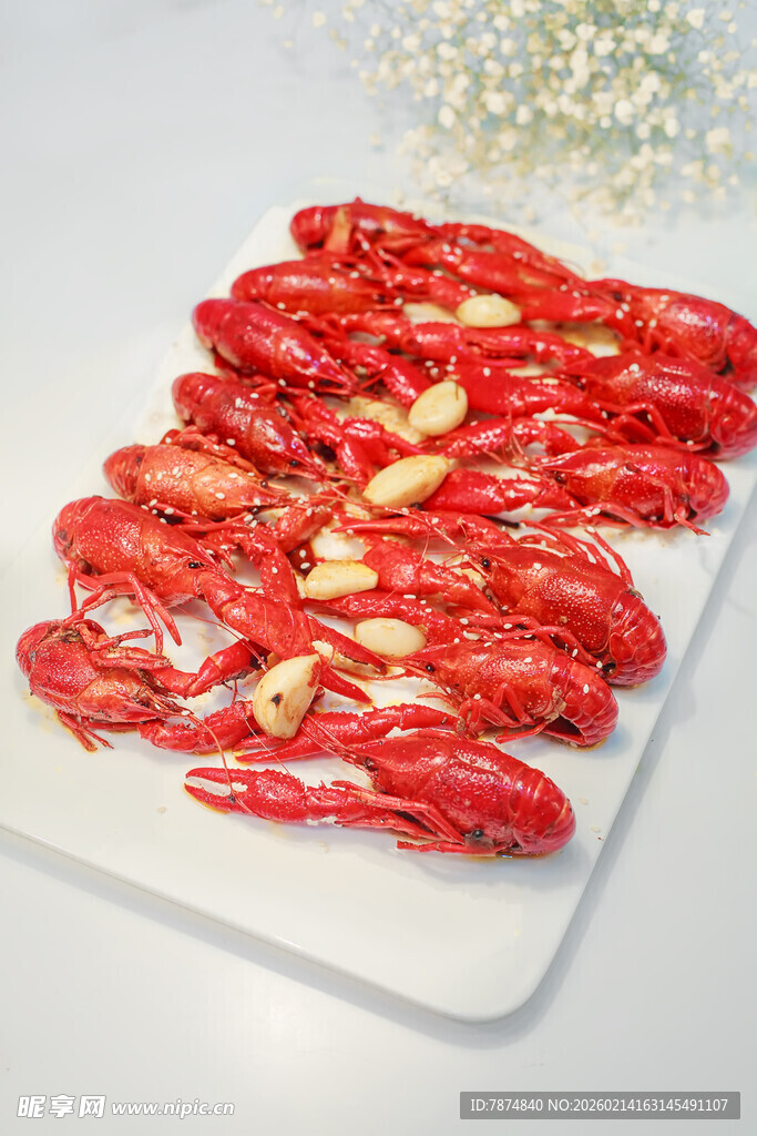 美味香辣虾干摆于盘中