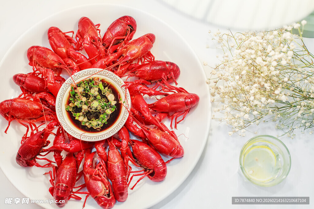 美味小龙虾摆盘配蘸料