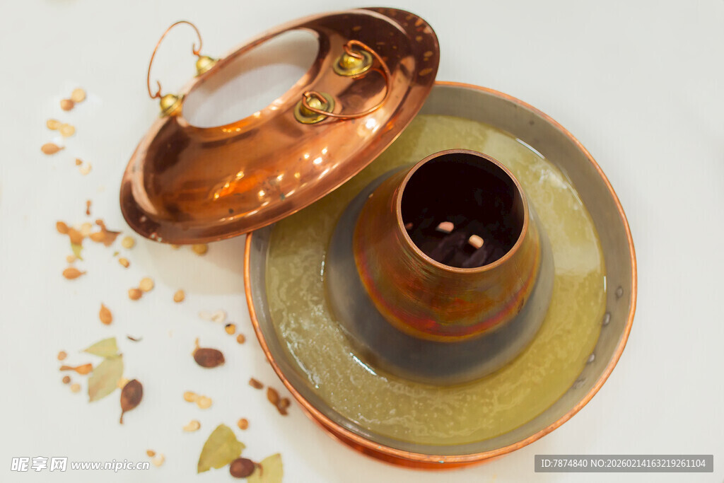 复古铜器与陶瓷杯组合