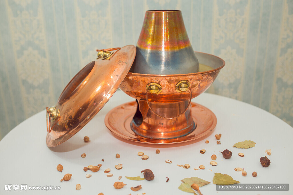 复古铜火锅及散落食材