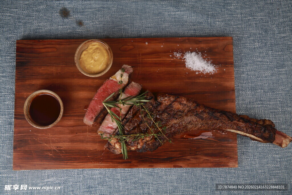 美味牛排搭配调料与蘸酱
