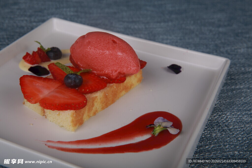 精致草莓冰淇淋甜点摆盘