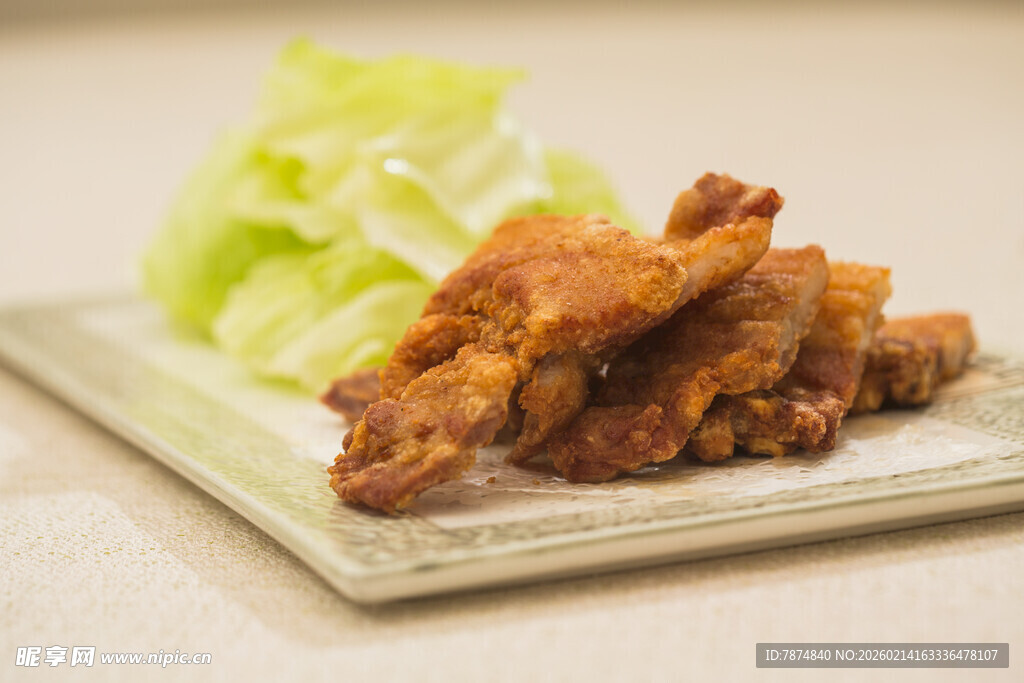 美味炸鸡翅配生菜