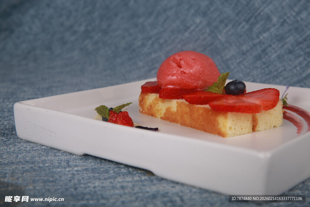 精致草莓蛋糕甜点摆盘