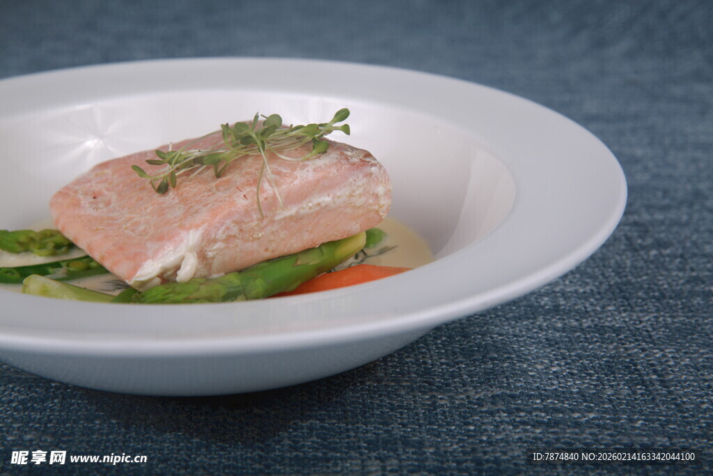 香煎三文鱼配蔬菜