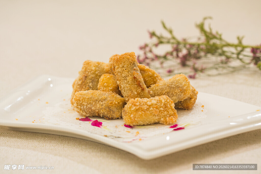 美味糕点摆于精致白盘上