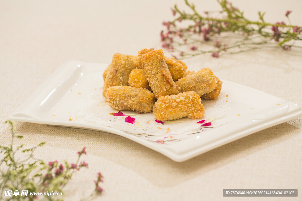 精致糕点摆于素雅盘中