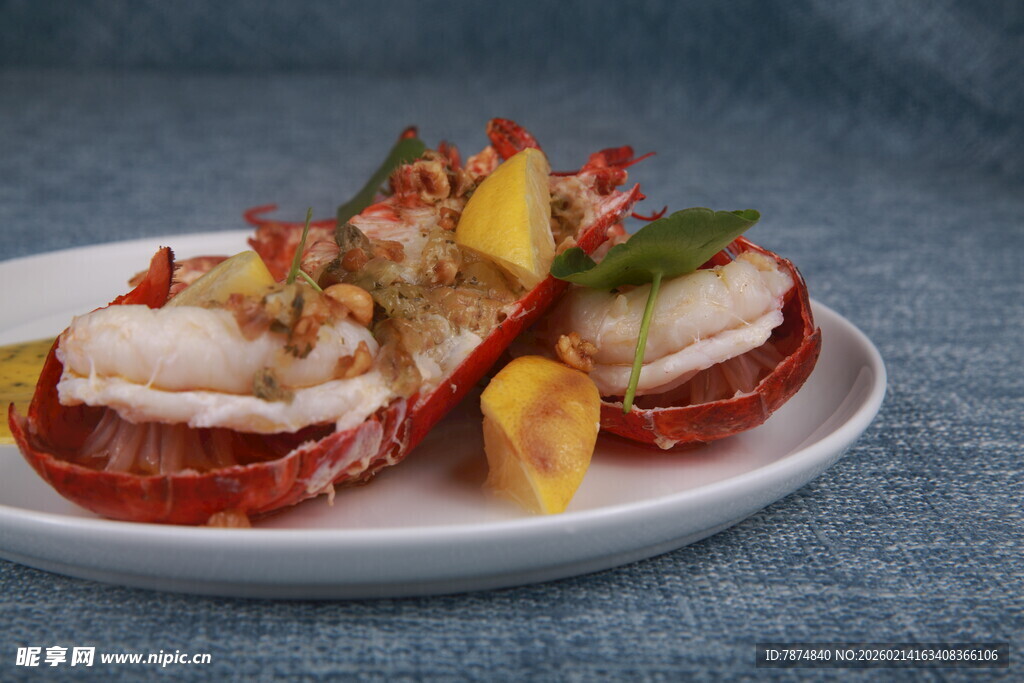 美味龙虾料理摆盘精致