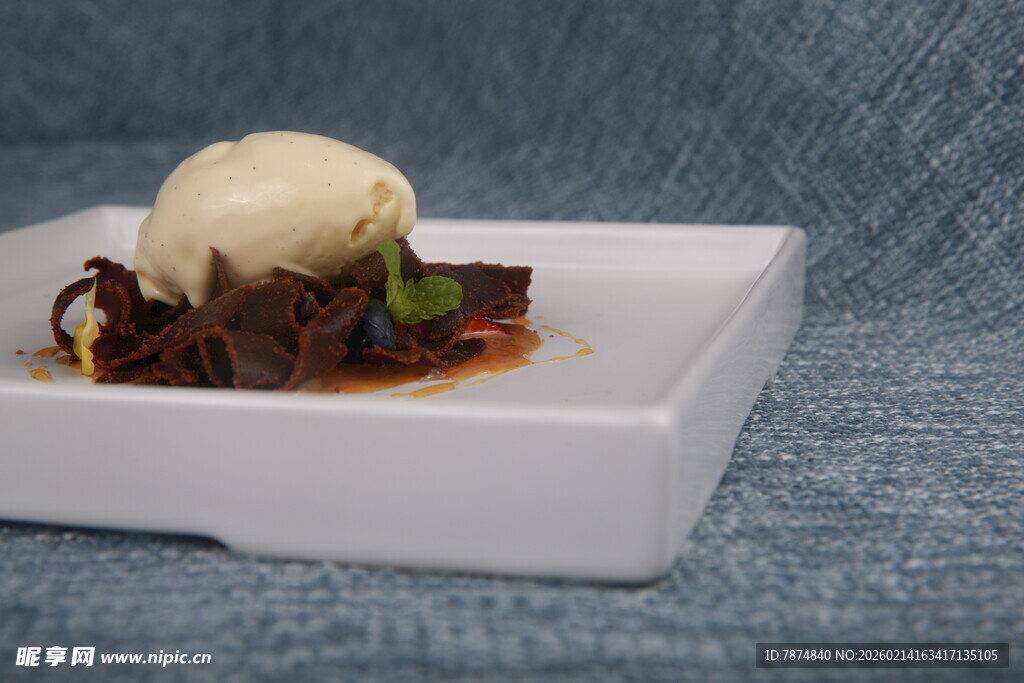 精致巧克力甜点配冰淇淋