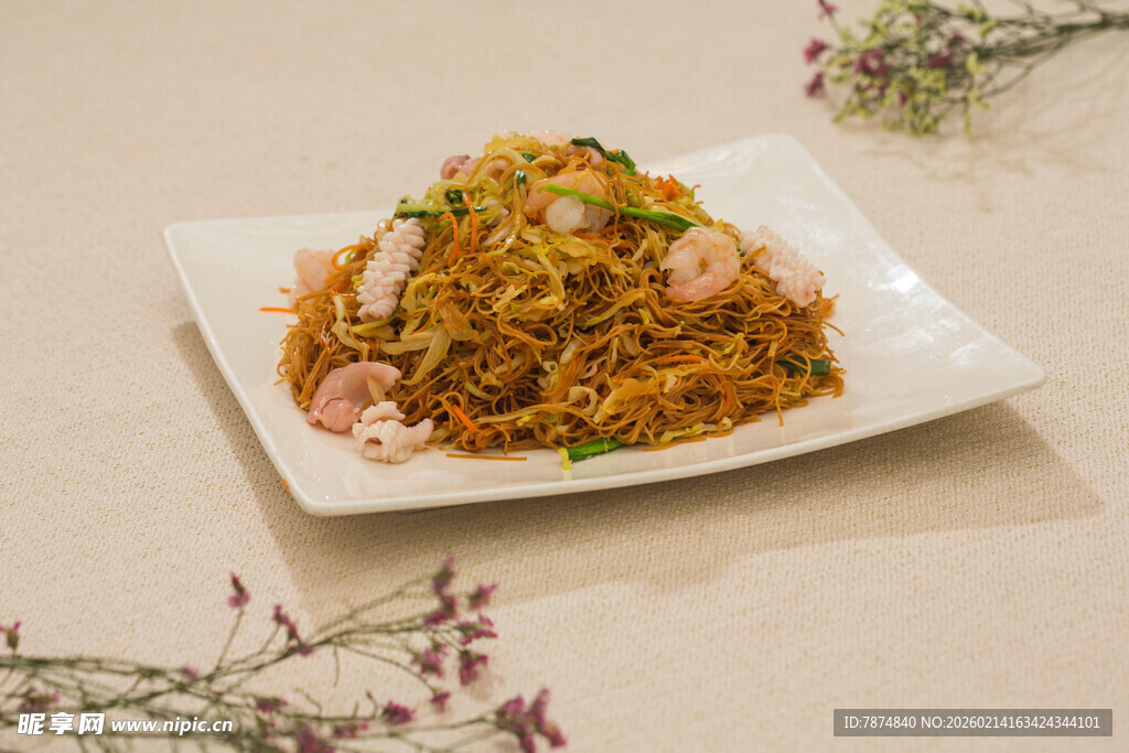 美味虾仁炒饭摆于盘中