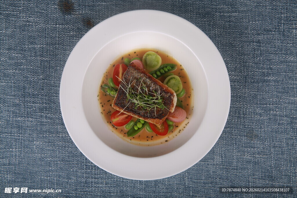 精致摆盘的美味海鲜菜肴