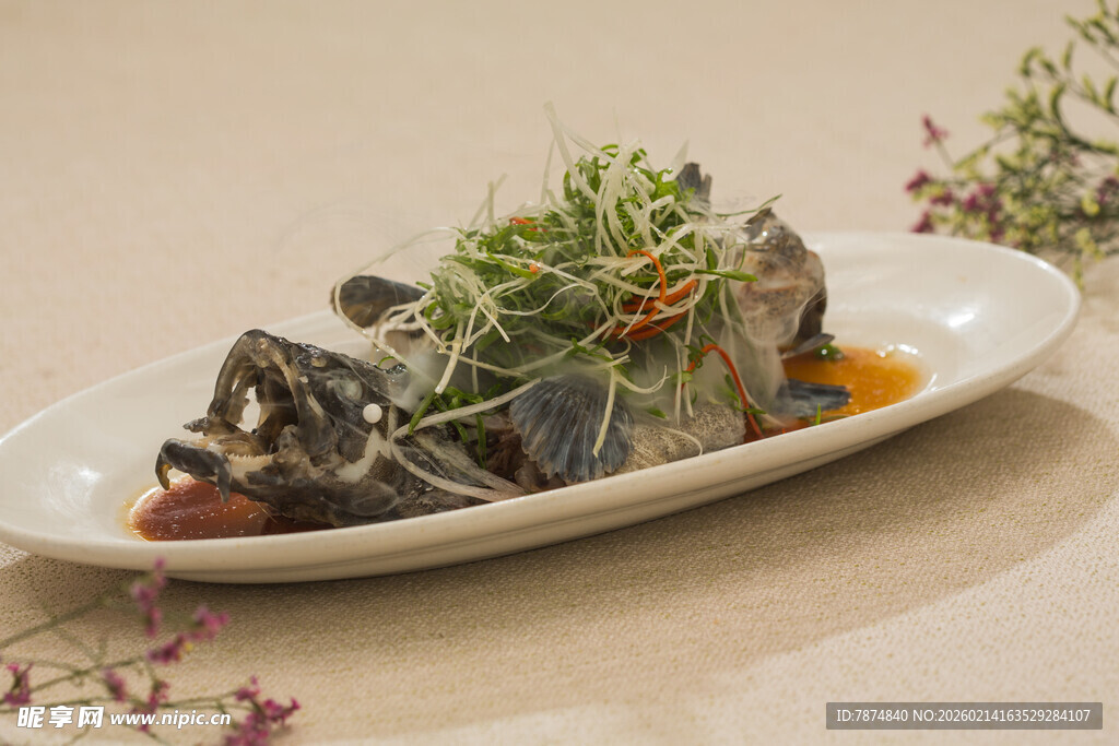 精致摆盘的特色风味鱼