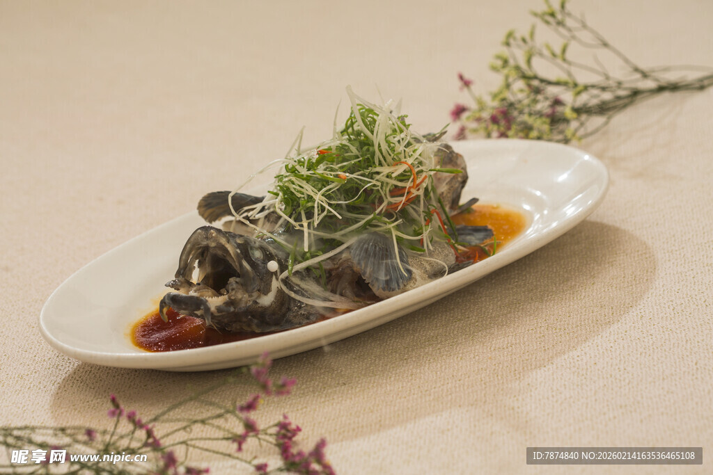 精致摆盘的特色菜肴