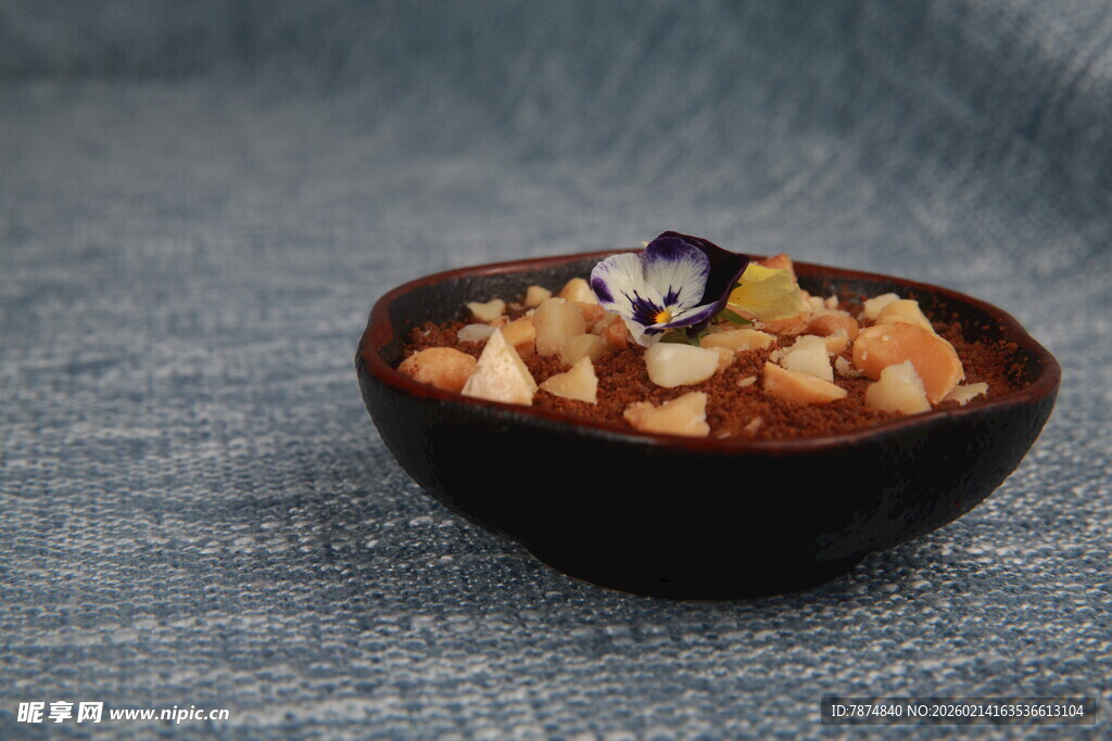 黑碗中的美味坚果组合