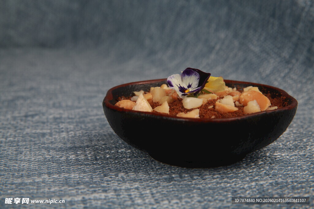 黑色碗中的美味混合食物