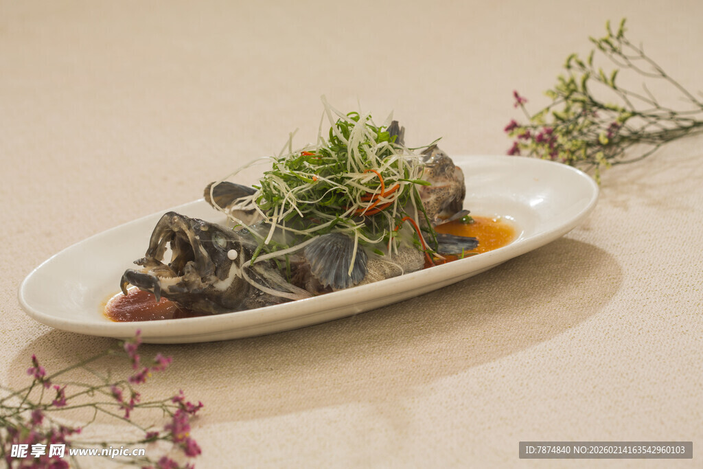 精致摆盘的美味特色菜肴