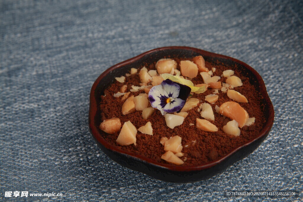 美味豆泥配坚果装饰