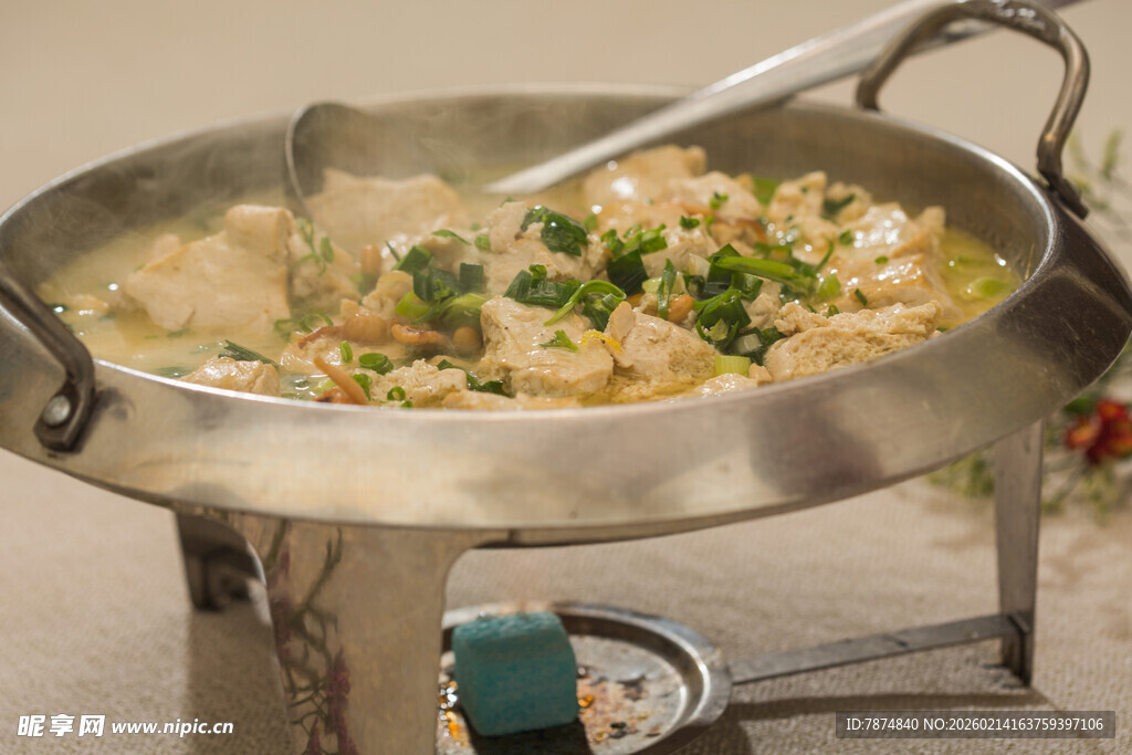 美味大锅菜肴待品尝