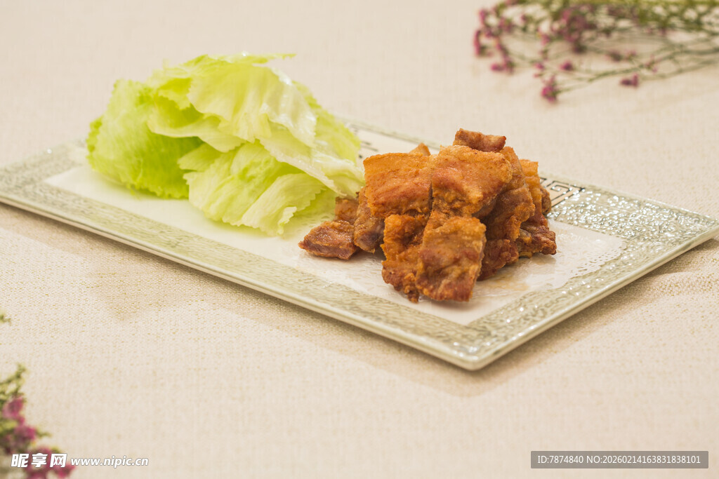 美味炸鸡配生菜