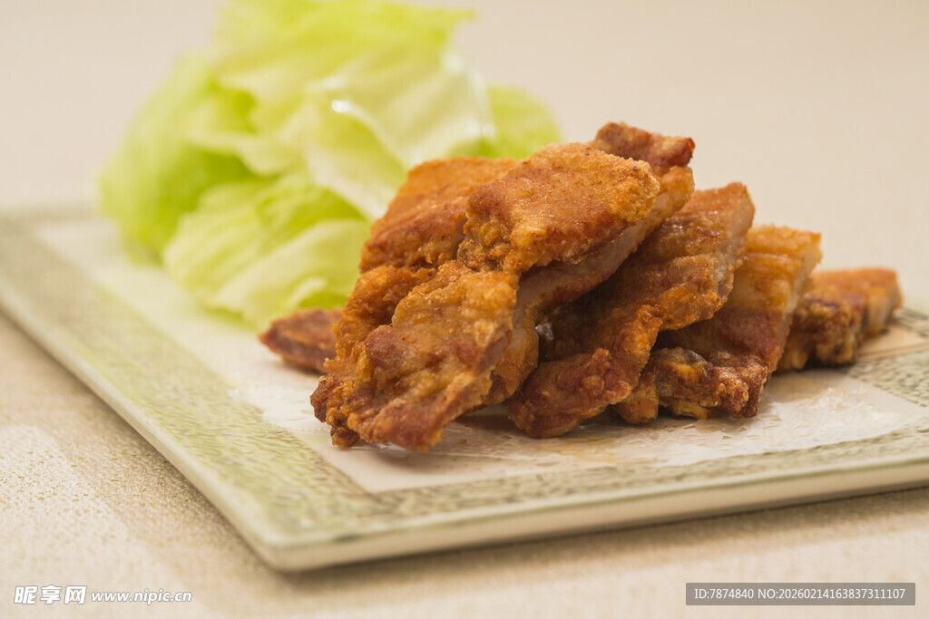 美味炸排骨配生菜