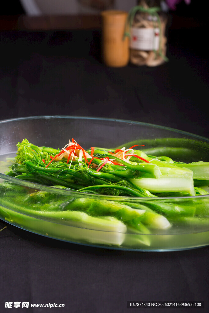 清炒芦笋摆盘精致诱人