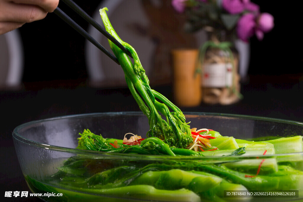 筷子夹起鲜嫩翠绿的蔬菜